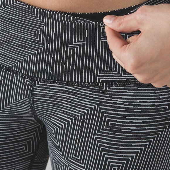 Lululemon Wunder Under Crop III Maze Jacquard Wh/Bl NEW WITH TAGS - Size 6 - Picture 1 of 7